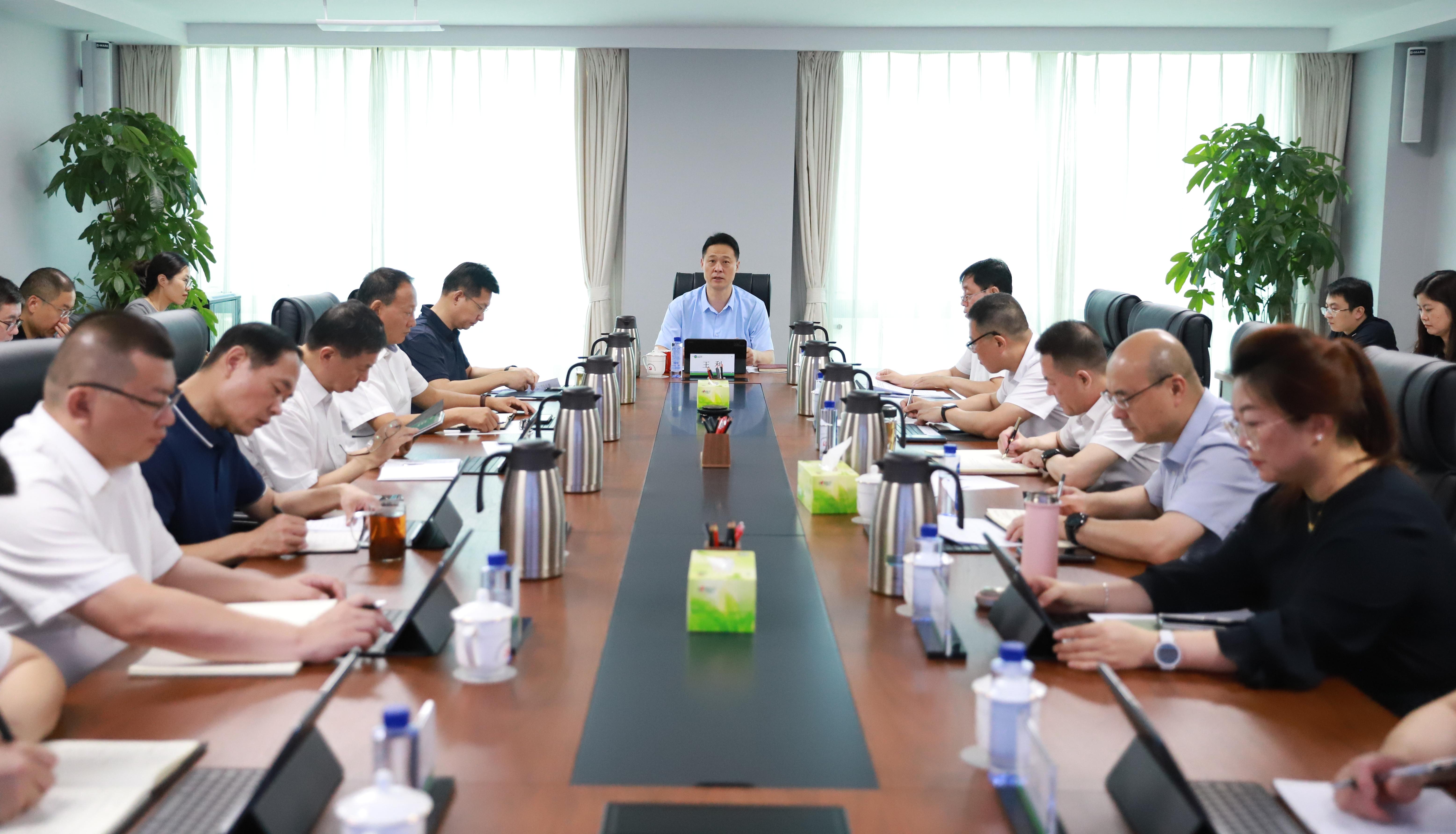 山東環(huán)保集團(tuán)黨委理論學(xué)習(xí)中心組開展2025年第8次集體學(xué)習(xí)研討