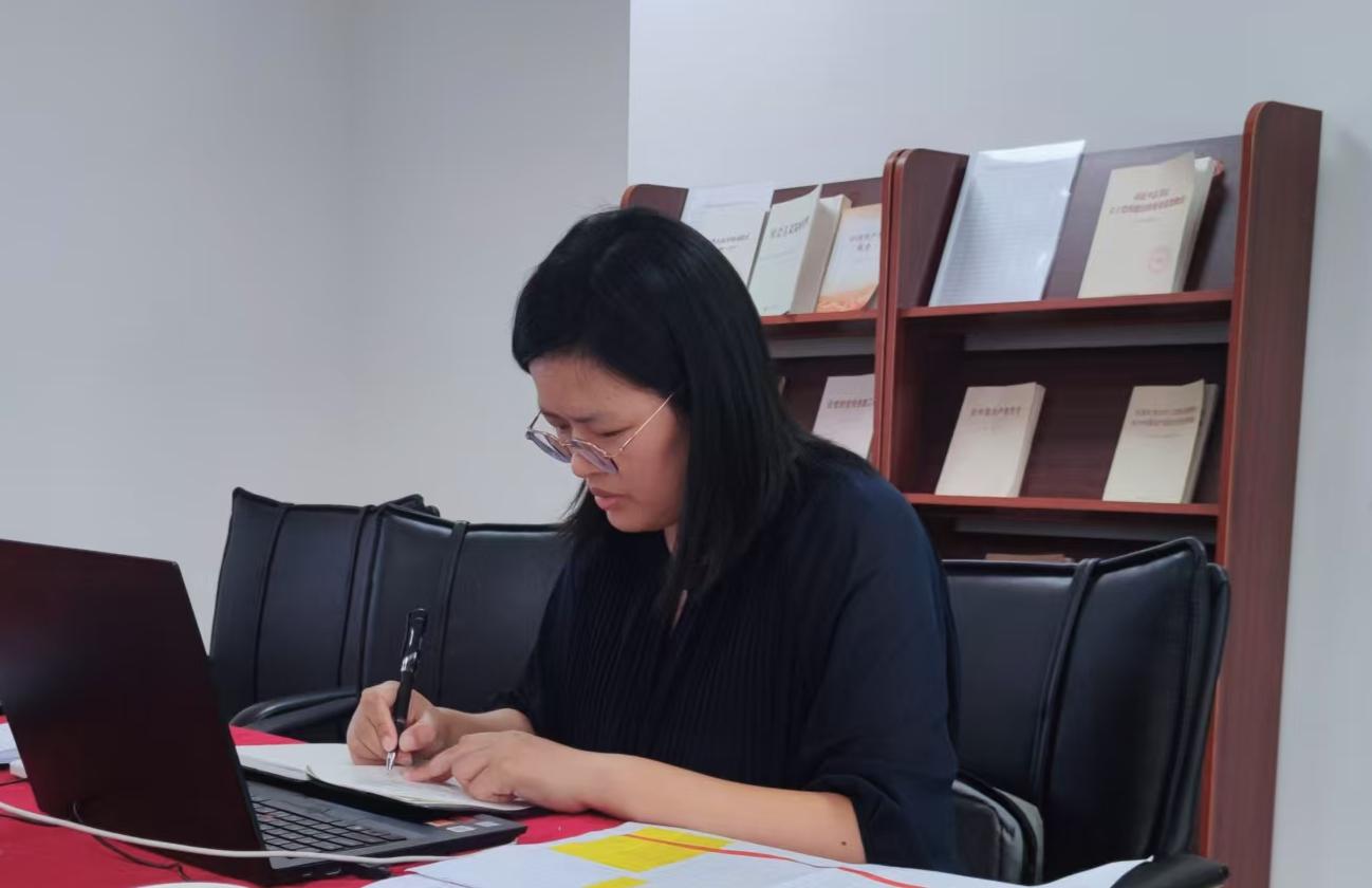 1755632548139.jpg 朱夢(mèng)童在德州泉潤工作專班集中辦公.jpg