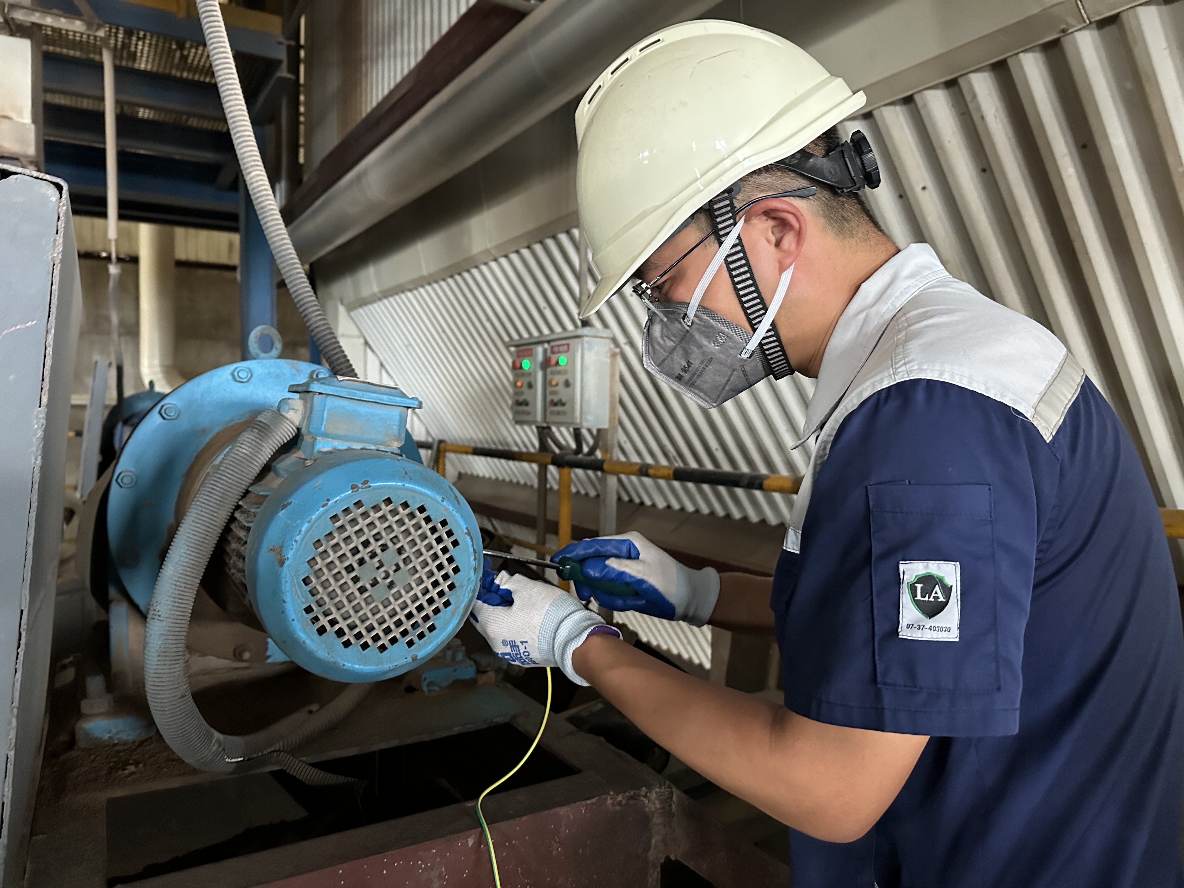 1757028004862.jpg 電氣專工王強在鍋爐車間水平煙道對電機外殼做接地措施.jpg